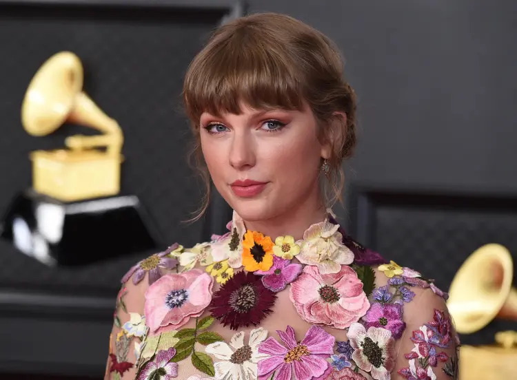 Taylor Swift Red Carpet Ring: The Jewelry Moments That Captivated Fans Taylor Swift Red Carpet Ring: The Jewelry Moments That Captivated Fans